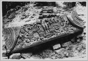 Fragment du fronton figurant une divinité masculine debout sur la tête de Kala, Banteay Srei EFEO_CAM07389