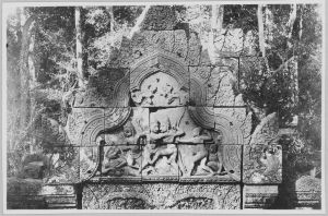 Fronton (combat entre Valin et Sugriva) et linteau est du pavillon d’entrée de deuxième enceinte, Banteay Srei EFEO_CAM07391