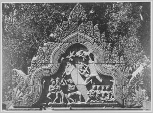 Fronton du pavillon d’entrée de deuxième enceinte figurant le combat de Bhima contre Duryodhana, Banteay Srei EFEO_CAM07393