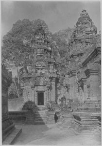 Banteay Srei, face est de la tour sud et de la tour centrale après l’anastylose EFEO_CAM07394