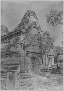 Banteay Srei, face est de la bibliothèque sud après l’anastylose EFEO_CAM07395