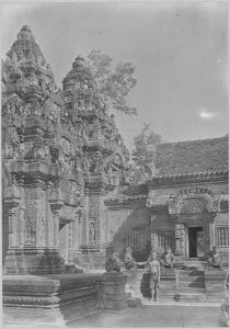 Banteay Srei, tour centrale et son avant-corps et tour sud après l’anastylsoe EFEO_CAM07396