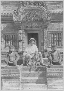 Un japonais assis devant la tour centrale tenant deux singes, Banteay Srei EFEO_CAM07400