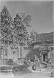 Banteay Srei, tour sud et tour centrale et son avant-corps après l’anastylose EFEO_CAM07402