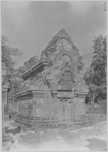 Banteay Srei, face est de la bibliothèque nord après l’anastylose EFEO_CAM07404