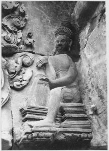 Joueur de tambour, Banteay Srei EFEO_CAM07408_1