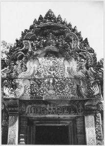 Fronton est de l’avant-corps de la tour centrale figurant Indra sur Airavata, Banteay Srei EFEO_CAM07408_2