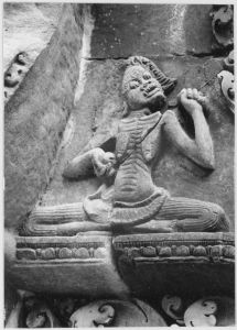 Fronton est du pavillon d’entrée de la première enceinte figurant la danse de Shiva (détail), Banteay Srei EFEO_CAM07408_3