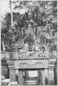 Fronton est du pavillon d’entrée de première enceinte illustrant le comabat de Valin contre Surgriva, Banteay Sre EFEO_CAM07408_4