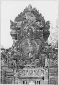 Fronton ouest du pavillon d’entrée de première enceinte et le linteau, Banteay Srei EFEO_CAM07408_5