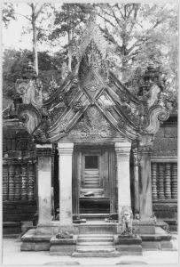 Banteay Srei, pavillon d’entrée est de deuxième enceinte EFEO_CAM07408_6