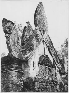 Fronton intérieur du pavillon d’entrée de deuxième enceinte figurant l’ondoiement de Lakshmi, Banteay Srei EFEO_CAM07412_2