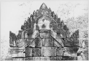 Face extérieur du fronton sud de la salle longue de deuxième enceinte, Banteay Srei EFEO_CAM07414_2