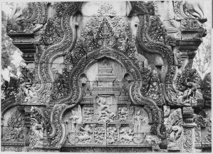 Fronton de la bibliothèque nord représentant Krishna tuant le roi Kamsa, Banteay Srei EFEO_CAM07415_1