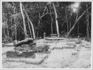 Terrasse inédite, digue sud près de la porte de Ta Prohm EFEO_CAM10215