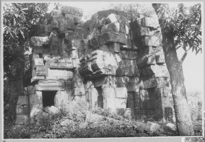 Banteay Srei Damdaek, tour centrale vue du sud-est avant l’anastylose EFEO_CAM10742_1