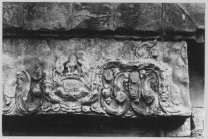 Linteau de l’avant-corps de la tour centrale figurant une divinité masculine assise sur la tête de Kala, Banteay Srei Damdaek EFEO_CAM10747