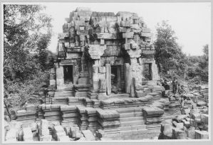 Banteay Srei Damdaek, face est de la tour centrale en cours de l’anastylose EFEO_CAM10748