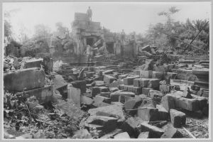 Banteay Srei Damdaek, pavillon d’entrée est en cours de l’anastylose EFEO_CAM10749