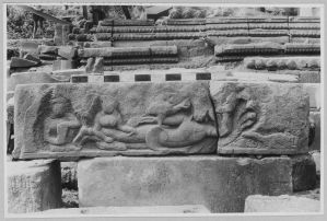 Linteau inachevé représentant l’épisode du sommeil de Vishnu, Banteay Srei Damdaek EFEO_CAM10751