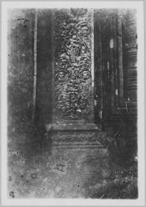 Pilastre décoré par des motifs figuratifs (détail d'une base de pilastre) EFEO_CAM10950bis