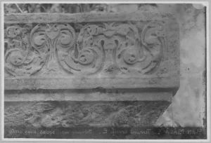 Terrasse cruciforme est, bandeau supérieur décoré de motifs à rinceaux EFEO_CAM10979_a