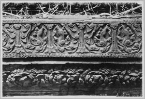 Enceinte II, annexe sud-ouest, haut de soubassement, motifs à rinceaux EFEO_CAM10982_a