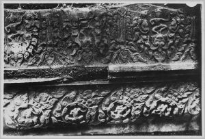 Enceinte III, face nord extérieur, haut de soubassement, motifs à rinceaux EFEO_CAM10983_a
