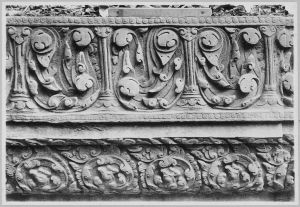 Enceinte III, annexe sud-ouest, haut de soubassement, motifs à rinceaux EFEO_CAM10984_a