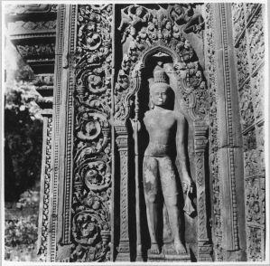 Dvarapala de la face est de la tour sud, Banteay Srei EFEO_CAM15693_b