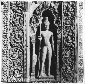 Dvarapala de la face est de la tour sud, Banteay Srei EFEO_CAM15694_b