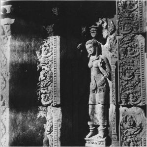 Devata de la face sud de la tour centrale, Banteay Srei EFEO_CAM15695_b
