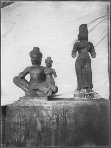Deux sculptures en ronde-bosse : Uma Mahesvara et Uma EFEO_CAM16044