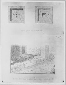 Groupe I ouest, pierres plates (2) ; groupe IV, entrée d'un porche EFEO_CAM16310