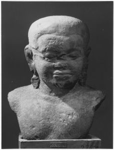 Buste masculin à 2 bras brisés, tête rescellée au milieu du visage EFEO_CAM17945_1