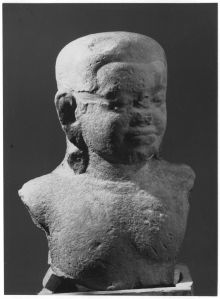 Buste masculin à 2 bras brisés, tête rescellée au milieu du visage (vu de 3/4 droit) EFEO_CAM17945_2