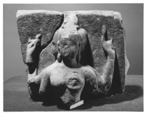 Haut-relief représentant un buste de divinité fémininie à quatre bras, Banteay Srei Damdaek EFEO_CAM18148