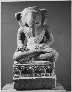 Ganesha assis à 2 bras, trompe brisée. EFEO_CAM18529_1