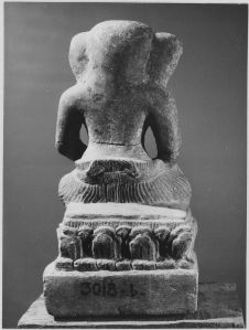 Ganesha assis à 2 bras, trompe brisée (vu de dos). EFEO_CAM18529_2