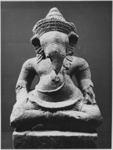 Ganesha assis à 2 bras, mains brisées. EFEO_CAM18530_1
