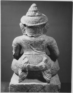 Ganesha assis à 2 bras, mains brisées (vu de dos). EFEO_CAM18530_2
