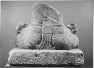 Partie inférieure d'un corps assis jambes croisés (vu dos) EFEO_CAM18558_2