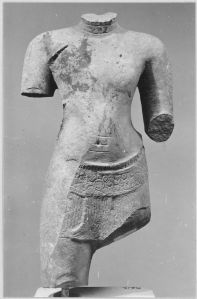 Ronde-bosse : Corps de divinité masculine EFEO_CAM18759_1