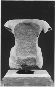 Partie supérieure d'un corps masculin, région antérieure du thorax éclatée. EFEO_CAM19028_1