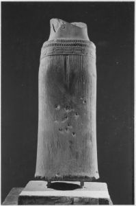Partie inférieure d'un corps féminin, cassure oblique à la taille et pieds brisés (vue de dos) EFEO_CAM19035_6