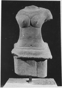 Corps féminin à 2 bras et pieds brisés. EFEO_CAM19036_2