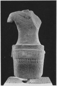 Corps féminin à 2 bras et pieds brisés (vu de dos). EFEO_CAM19036_3