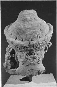Tête érodée de dvarapala paré, éclat sur la partie inférieure du visage (vue de dos). EFEO_CAM19037_3