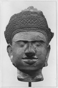 Tête d'Avalokitesvara, nez restauré, bord du diadème et arrière de la tête éclatée. EFEO_CAM19078_1