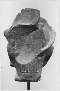 Tête d'Avalokitesvara, nez restauré, bord du diadème et arrière de la tête éclatée (vue de dos). EFEO_CAM19078_3